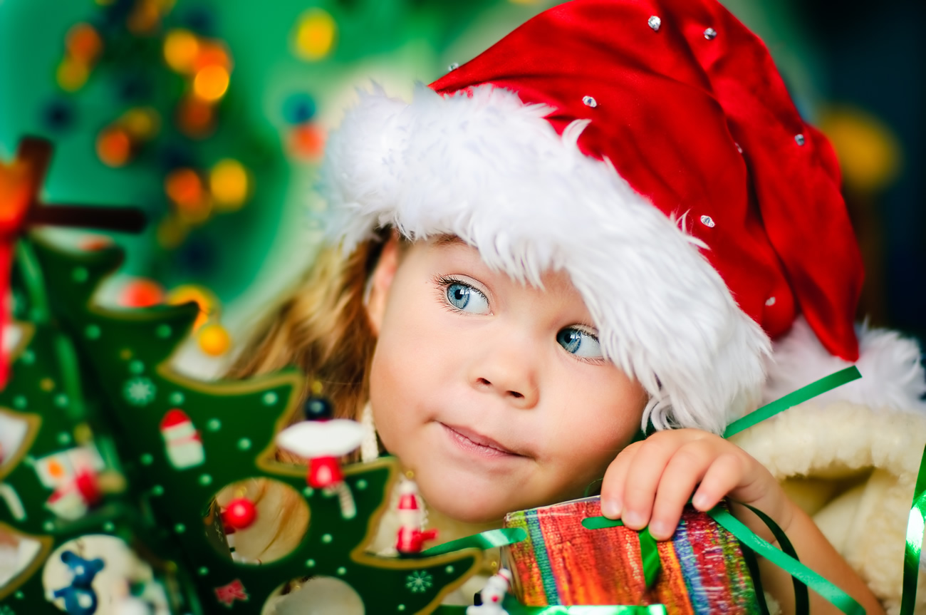 Le Père Noël Avec Les Présents Enveloppés Par Cadeau Image stock - Image du  rire, cadre: 27674149
