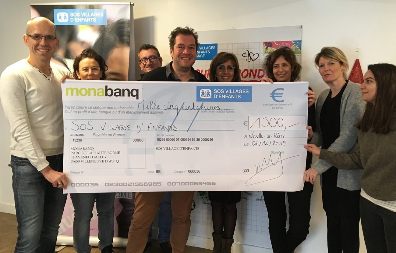 Monabanq remet un chèque à SOS Villages d'Enfants